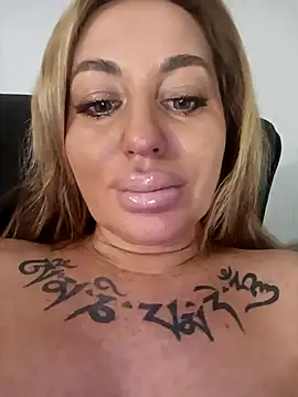 Snapshot of MiaMooly chatting on January 2026 04:47:02 PM MiaMooly online show from January 2026 04:47:02 PM