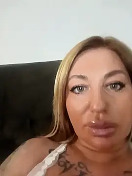 Snapshot of MiaMooly chatting on December 2025 05:28:02 PM MiaMooly online show from December 2025 05:28:02 PM