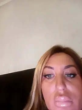 Snapshot of MiaMooly chatting on December 2025 03:50:01 PM MiaMooly online show from December 2025 03:50:01 PM