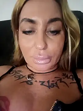 Snapshot of MiaMooly chatting on November 2025 05:27:01 PM MiaMooly online show from November 2025 05:27:01 PM