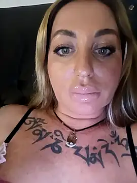 Snapshot of MiaMooly chatting on November 2025 05:28:01 PM MiaMooly online show from November 2025 05:28:01 PM