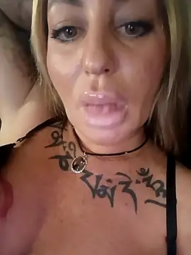 Snapshot of MiaMooly chatting on November 2025 04:55:02 PM MiaMooly online show from November 2025 04:55:02 PM