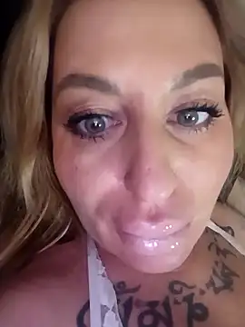 Snapshot of MiaMooly chatting on February 2026 06:42:01 PM MiaMooly online show from February 2026 06:42:01 PM