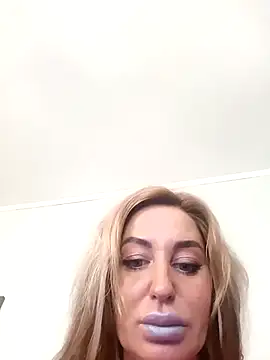 Snapshot of MiaMooly chatting on October 2025 10:34:02 AM MiaMooly online show from October 2025 10:34:02 AM