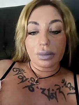 Snapshot of MiaMooly chatting on November 2025 04:07:01 PM MiaMooly online show from November 2025 04:07:01 PM