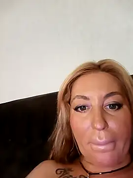 MiaMooly online show from October 2025 12:02:02 PM