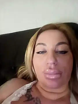 Snapshot of MiaMooly chatting on February 2026 07:13:01 PM MiaMooly online show from February 2026 07:13:01 PM