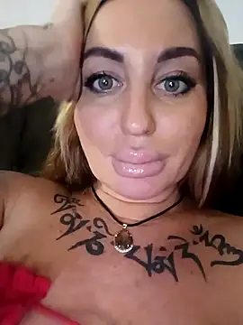 Snapshot of MiaMooly chatting on November 2025 04:11:01 PM MiaMooly online show from November 2025 04:11:01 PM