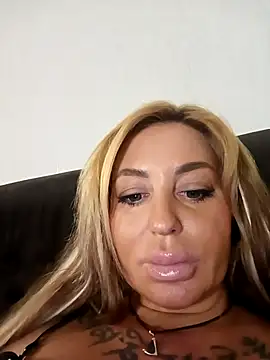 MiaMooly online show from October 2025 04:33:01 PM