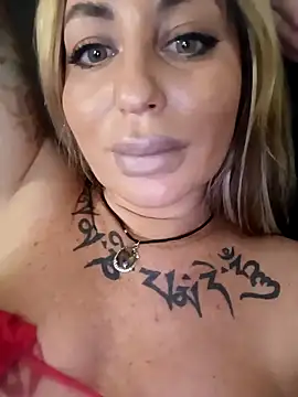 Snapshot of MiaMooly chatting on November 2025 04:33:01 PM MiaMooly online show from November 2025 04:33:01 PM