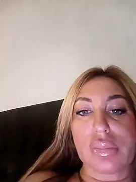 Snapshot of MiaMooly chatting on November 2025 04:50:02 PM MiaMooly online show from November 2025 04:50:02 PM