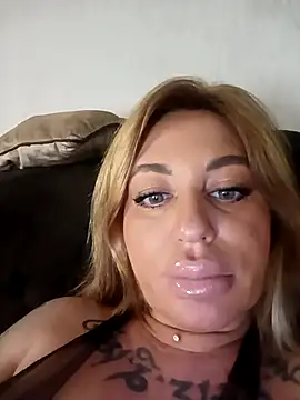 MiaMooly online show from April 2026 05:19:02 PM