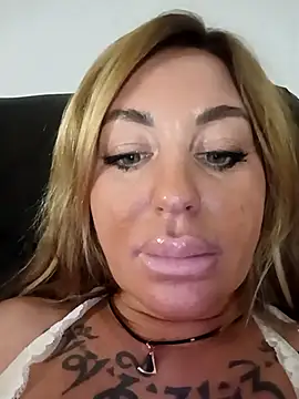 Snapshot of MiaMooly chatting on December 2025 08:04:02 PM MiaMooly online show from December 2025 08:04:02 PM