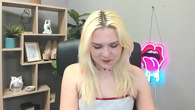 SweetLilyxo online show from June 2026 01:33:01 PM