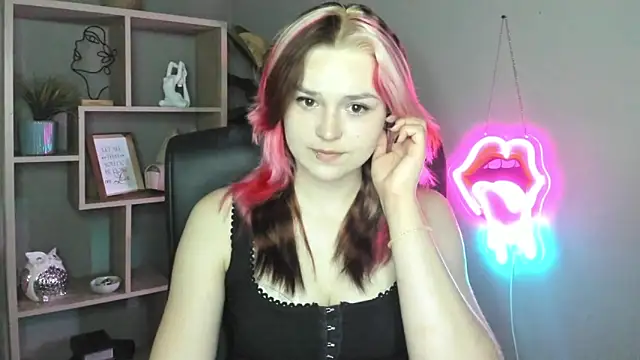 Snapshot of SweetLilyxo chatting on June 2026 01:38:01 PM SweetLilyxo online show from June 2026 01:38:01 PM