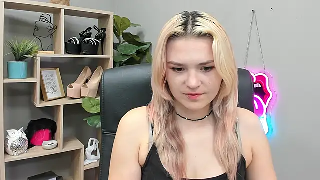 Snapshot of SweetLilyxo chatting on July 2026 06:43:01 AM SweetLilyxo online show from July 2026 06:43:01 AM