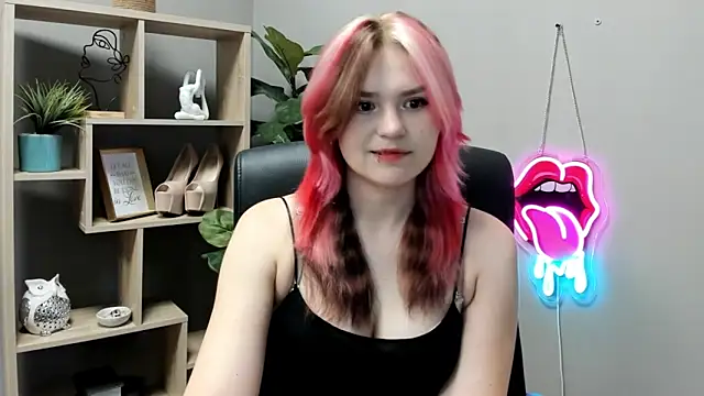 Snapshot of SweetLilyxo chatting on June 2026 07:05:02 AM SweetLilyxo online show from June 2026 07:05:02 AM