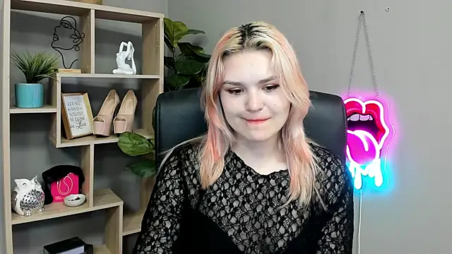 Snapshot of SweetLilyxo chatting on July 2026 06:47:01 AM SweetLilyxo online show from July 2026 06:47:01 AM