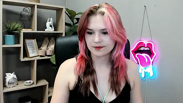 Snapshot of SweetLilyxo chatting on June 2026 01:27:01 PM SweetLilyxo online show from June 2026 01:27:01 PM