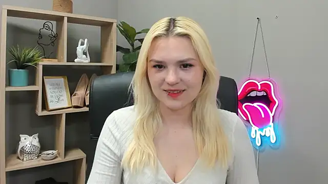 Snapshot of SweetLilyxo chatting on June 2026 06:36:01 AM SweetLilyxo online show from June 2026 06:36:01 AM