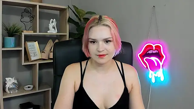Snapshot of SweetLilyxo chatting on June 2026 01:32:01 PM SweetLilyxo online show from June 2026 01:32:01 PM