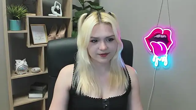 SweetLilyxo online show from April 2026 01:28:01 PM