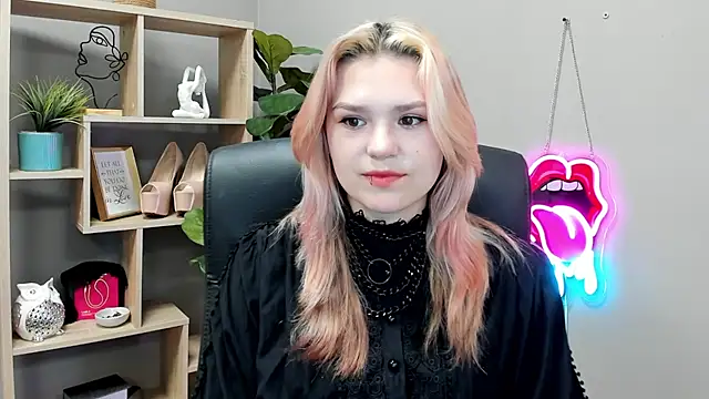Snapshot of SweetLilyxo chatting on July 2026 07:04:01 AM SweetLilyxo online show from July 2026 07:04:01 AM