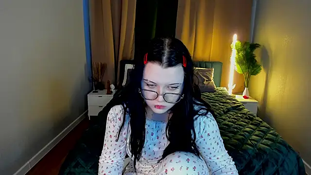 Snapshot of Kira_G0ld chatting on February 2026 01:05:02 AM Kira G0ld online show from February 2026 01:05:02 AM