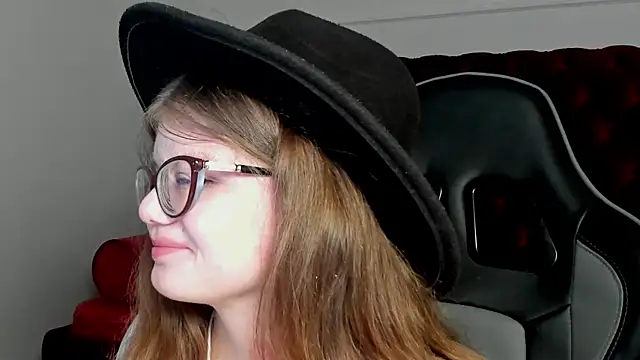 ChloeHalses online show from April 2026 05:03:01 PM