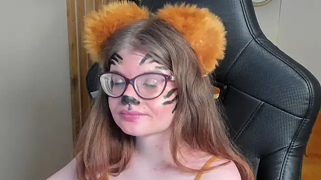 Snapshot of ChloeHalses chatting on February 2026 06:40:02 PM ChloeHalses online show from February 2026 06:40:02 PM