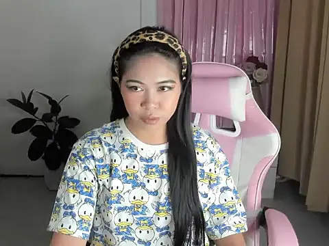 Ursweetyshaine online show from March 2026 01:18:02 AM