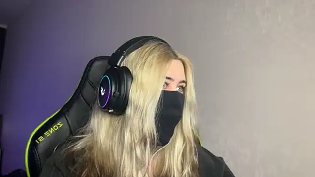 Snapshot of UnaXyling chatting on February 2026 08:21:02 AM UnaXyling online show from February 2026 08:21:02 AM