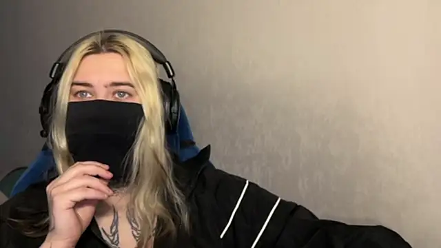 Snapshot of UnaXyling chatting on February 2026 12:44:02 AM UnaXyling online show from February 2026 12:44:02 AM