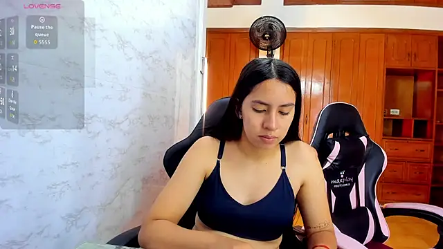 Snapshot of Emily_and_Soffy chatting on February 2026 12:01:02 PM Emily and Soffy online show from February 2026 12:01:02 PM