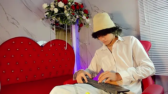 Snapshot of thanier_18 chatting on June 2026 07:19:02 PM thanier 18 online show from June 2026 07:19:02 PM