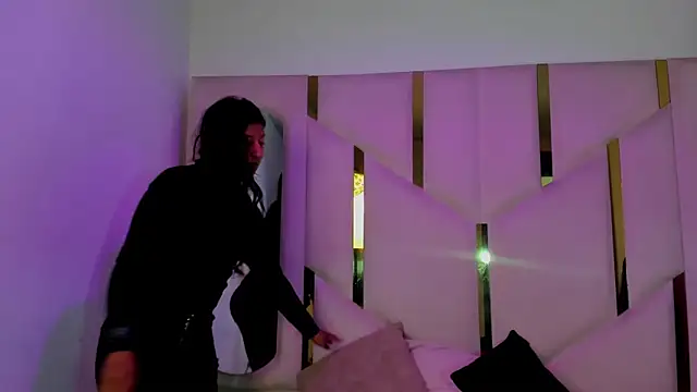 Vaneline2 online show from April 2026 12:06:01 PM