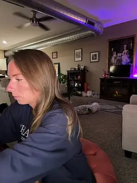 Snapshot of mooviebaby chatting on February 2026 01:27:02 AM mooviebaby online show from February 2026 01:27:02 AM