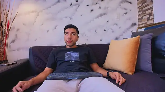 Max Hornye online show from April 2026 06:55:02 PM