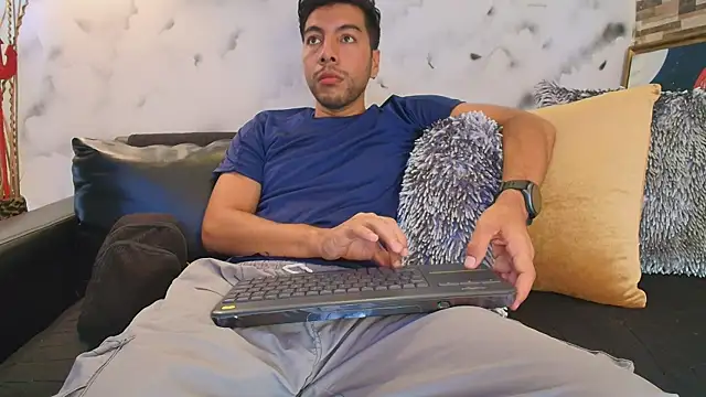 Max Hornye online show from April 2026 06:43:01 PM