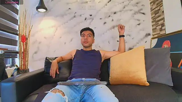 Max Hornye online show from April 2026 07:18:01 PM