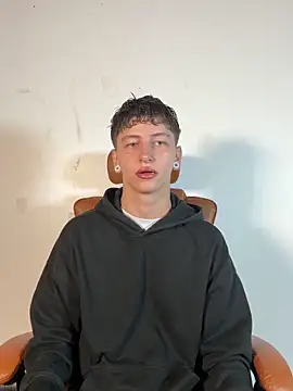 ARON LUXX online show from March 2026 06:32:02 PM