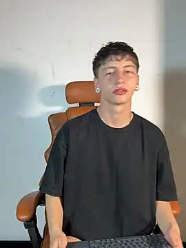 ARON LUXX online show from March 2026 04:30:02 PM