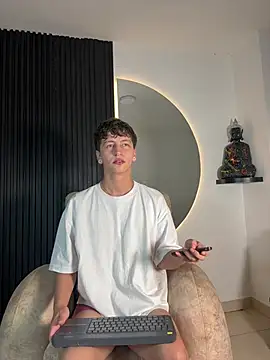 Snapshot of ARON_LUXX chatting on February 2026 03:03:01 AM ARON LUXX online show from February 2026 03:03:01 AM