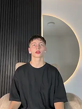 Snapshot of ARON_LUXX chatting on February 2026 03:03:02 AM ARON LUXX online show from February 2026 03:03:02 AM