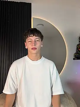 Snapshot of ARON_LUXX chatting on February 2026 03:04:02 AM ARON LUXX online show from February 2026 03:04:02 AM