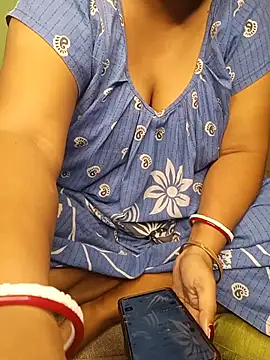 Snapshot of R_Queen chatting on July 2026 05:58:02 AM R Queen online show from July 2026 05:58:02 AM