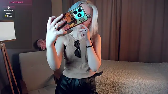 GoldenLenarz online show from March 2026 11:04:02 AM