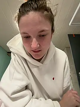 ViviLuu online show from April 2026 08:03:02 PM