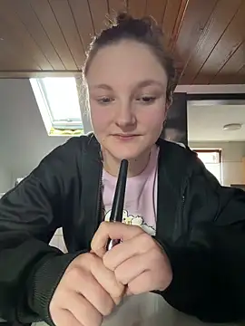 ViviLuu online show from March 2026 01:26:01 PM