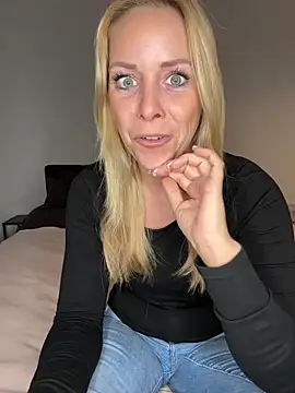 Snapshot of emily-becker22 chatting on April 2026 03:35:01 PM emily-becker22 online show from April 2026 03:35:01 PM